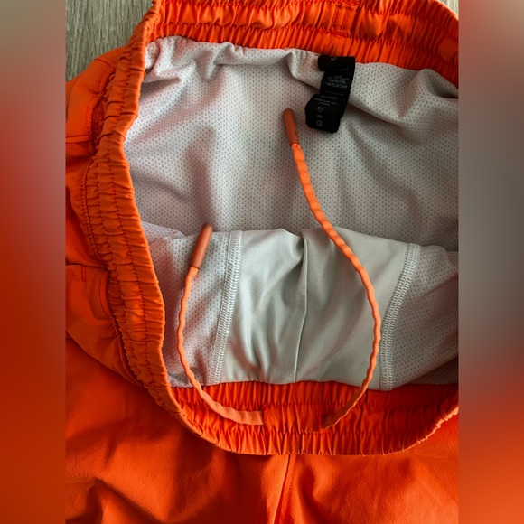 Lululemon Men’s Pace Breaker Lined Short 7" Bright Orange - Size Medium - Picture 4 of 7